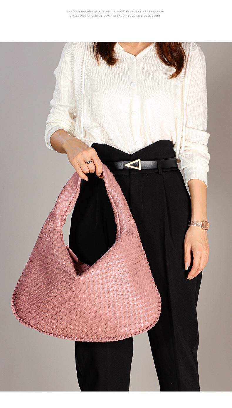 Bolsa grande, color rosa palo. Diseño entrelazado.