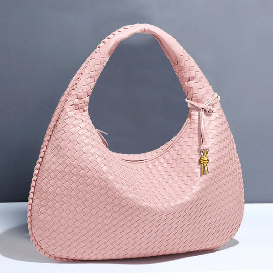 Bolsa grande, color rosa palo. Diseño entrelazado.