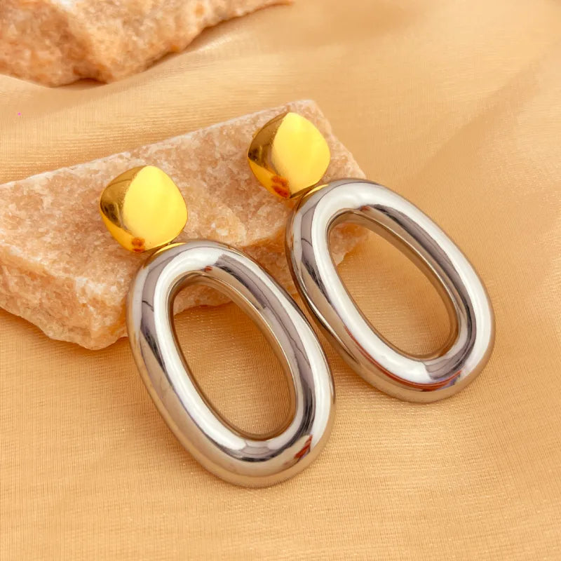M01 - Aretes grandes, círculo con óvalo. Color dorado con plateado. Acero inoxidable.