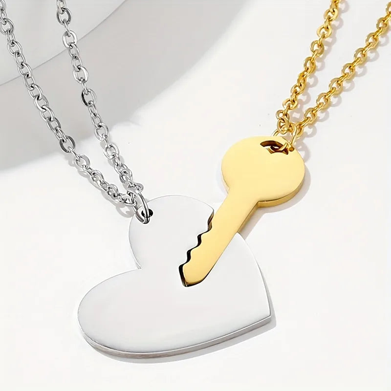 2 collares, un corazón plateado y una llave dorada. Acero inoxidable.