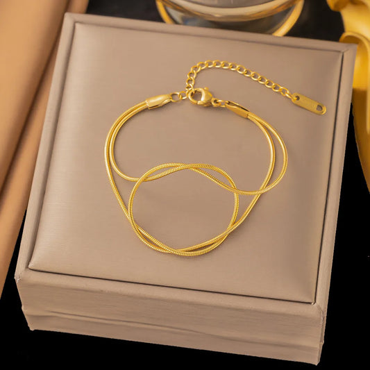 Pulsera con nudo. Color dorado. Acero inoxidable.