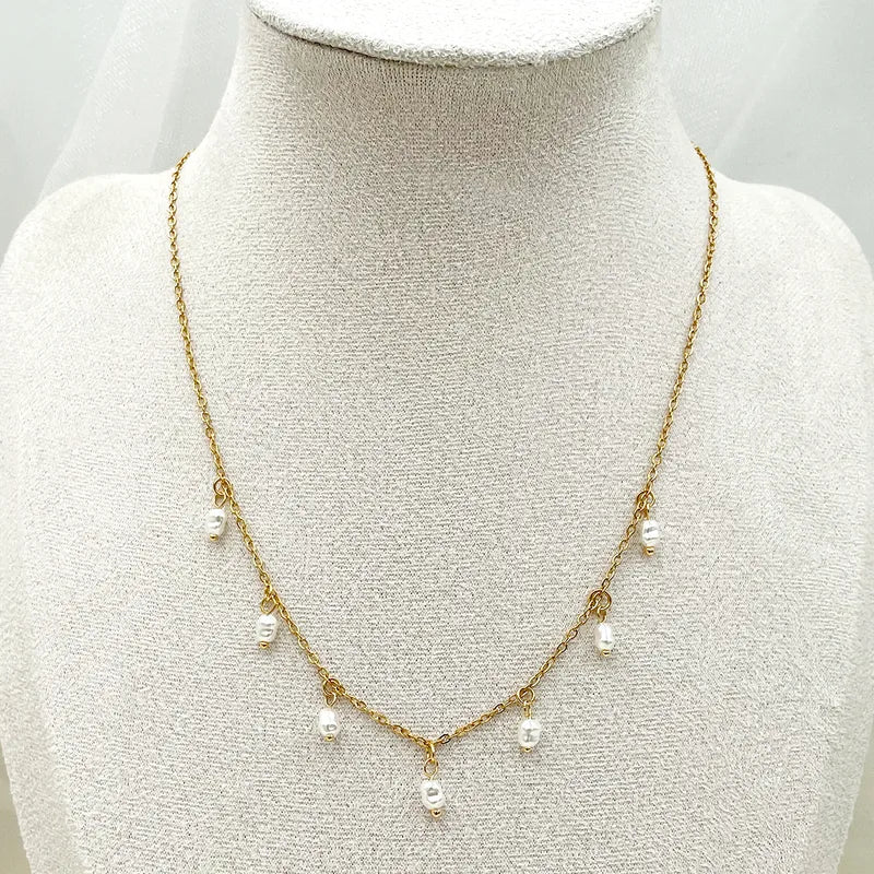 Collar con perlitas colgando. Color dorado. Acero inoxidable.