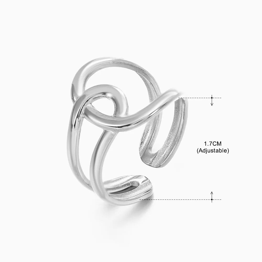 Anillo con diseño enlazado, ajustable. Color plateado. Acero inoxidable.