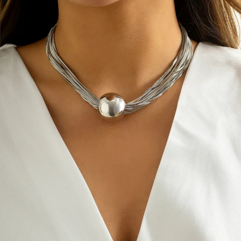 Collar de varias cadenas con dije grande de esfera. Color plateado. Acero inoxidable.