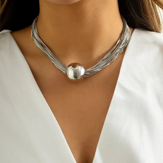 Collar de varias cadenas con dije grande de esfera. Color plateado. Acero inoxidable.