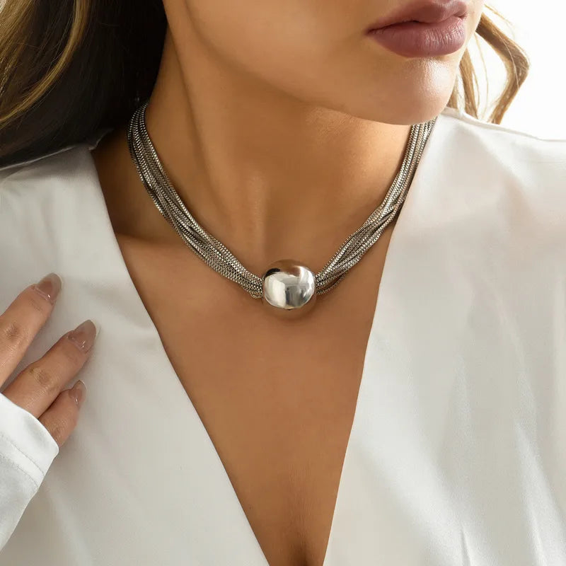 Collar de varias cadenas con dije grande de esfera. Color plateado. Acero inoxidable.
