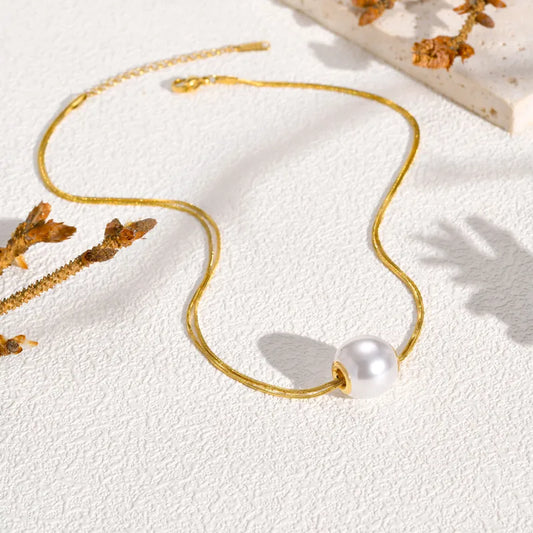 Collar doble con dije grande de perla. Color dorado. Acero inoxidable.