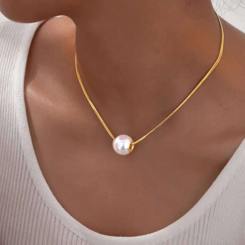 Collar doble con dije grande de perla. Color dorado. Acero inoxidable.