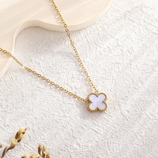 Collar flor blanca. Color Dorada. Acero inoxidable.