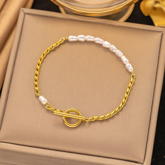 Pulsera delgada de cadena con perla. Color dorado. Acero inoxidable.