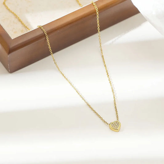 F19 - Collar de corazon chico con circonias. Color dorado. Acero inoxidable.