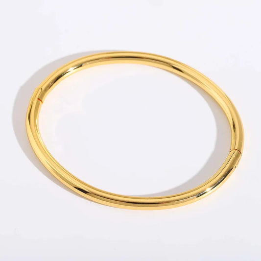 Pulso tubular delgado. Color dorado. Acero inoxidable.