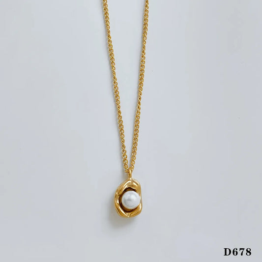 Collar con dije chico con perla . Color dorado. Acero inoxidable.