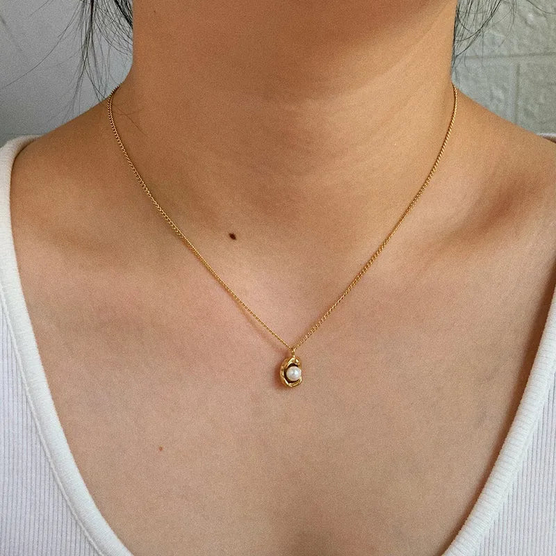 Collar con dije chico con perla . Color dorado. Acero inoxidable.