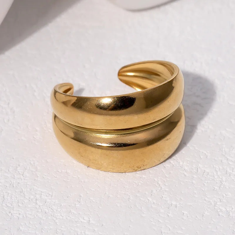 A11 - Anillo grueso, ajustable. Color dorado. Acero inoxidable.