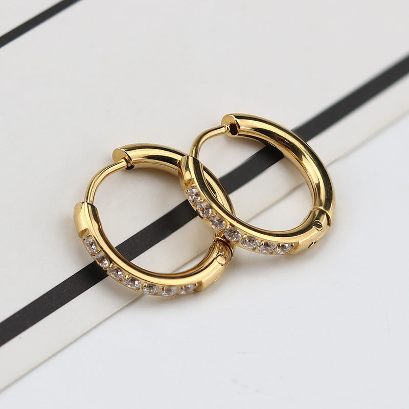 A16 - Arracadas chicas con circonia. Color dorado. Acero inoxidable.