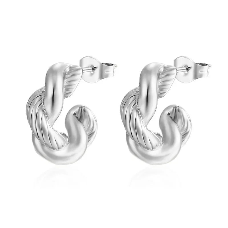 A20 - Arracadas enlazadas. Color plateado. Acero inoxidable.