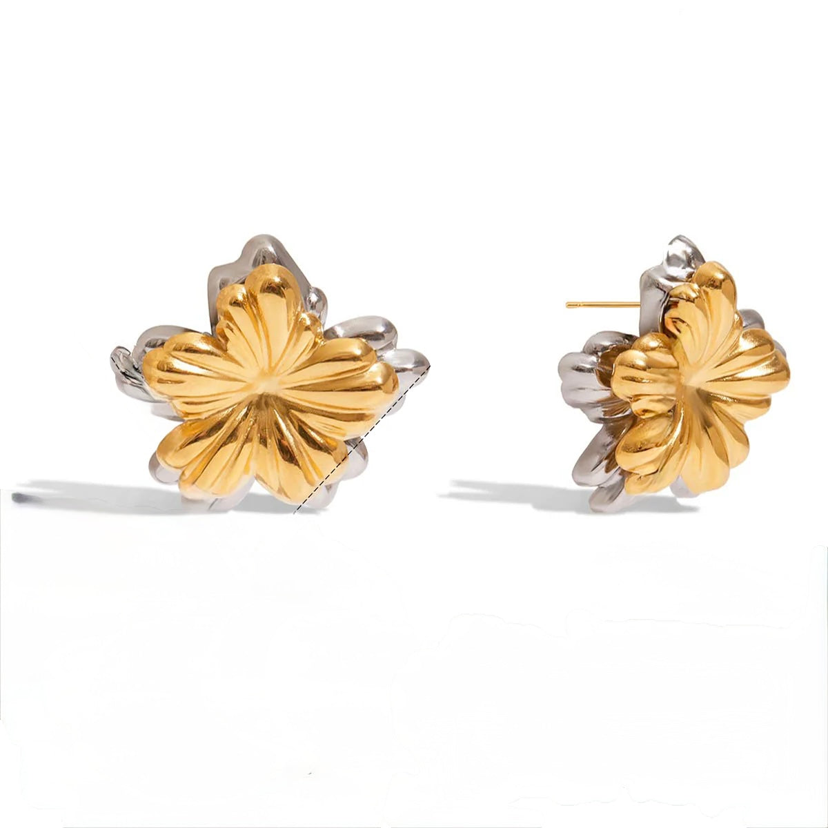 H23 - Aretes dobles flor. Color dorado con plateado. Acero inoxidable.