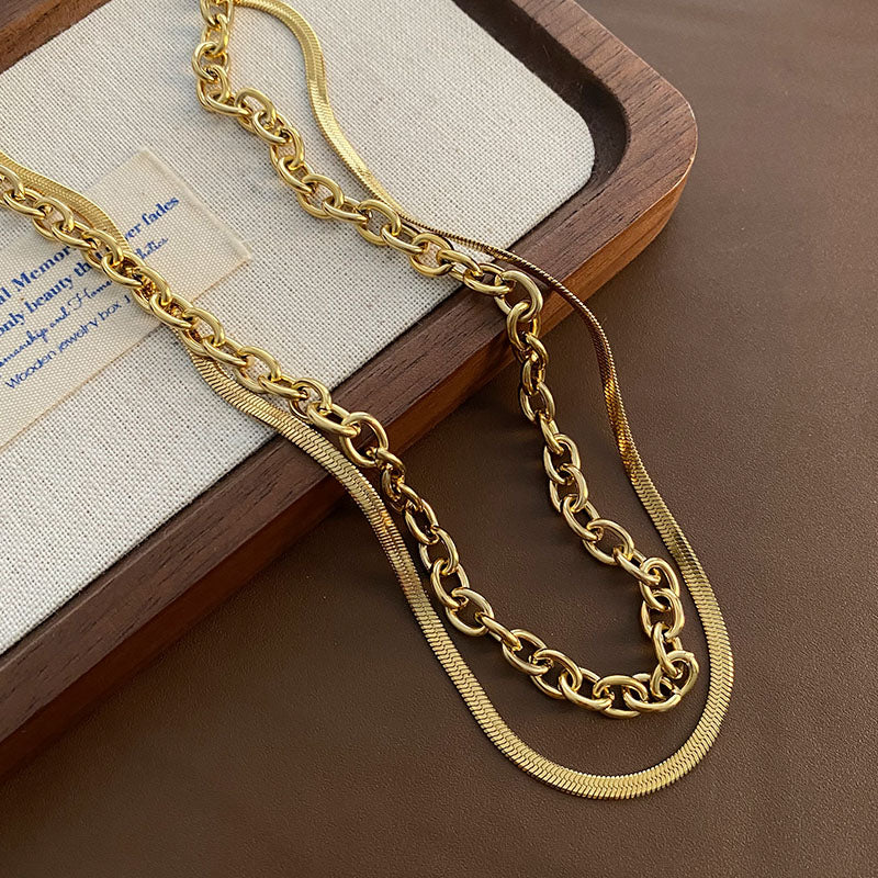 B02 - Collar doble, cadena y plana. Color dorado. Acero inoxidable.