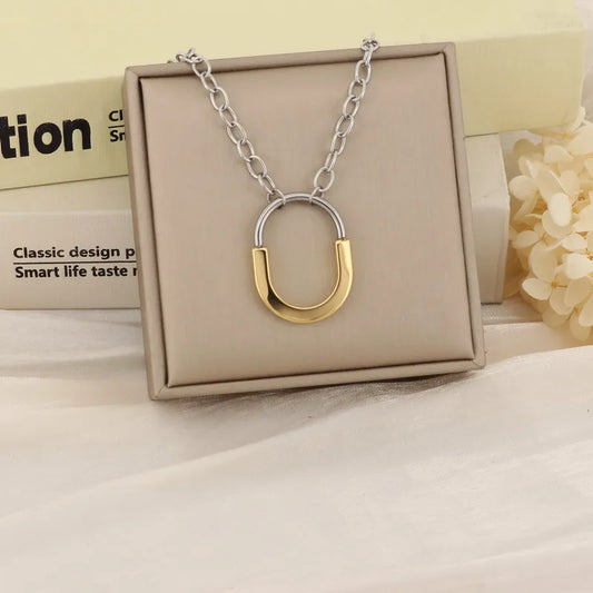 B04 - Collar con dije redondo. Color dorado y plateado. Acero inoxidable.