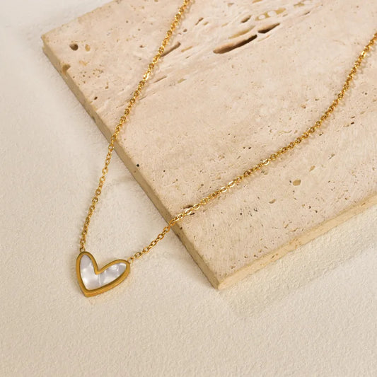 B07 - Collar con dije de corazón con concha nácar. Color dorado. Acero inoxidable.
