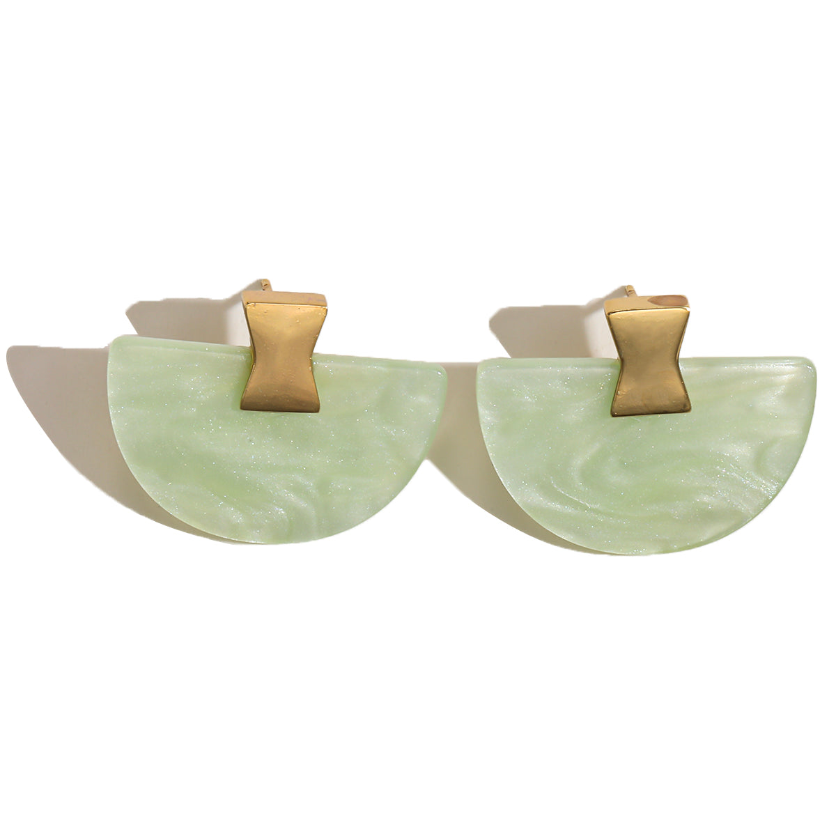 B09 - Aretes medio círculo. Color menta con dorado. Acero inoxidable.