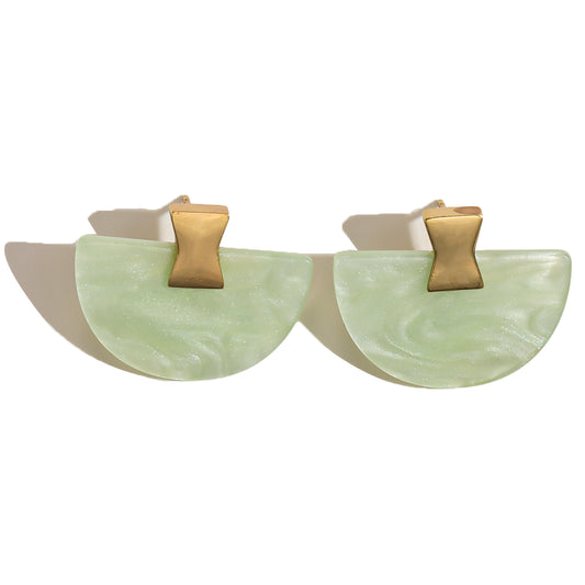 B09 - Aretes medio círculo. Color menta con dorado. Acero inoxidable.