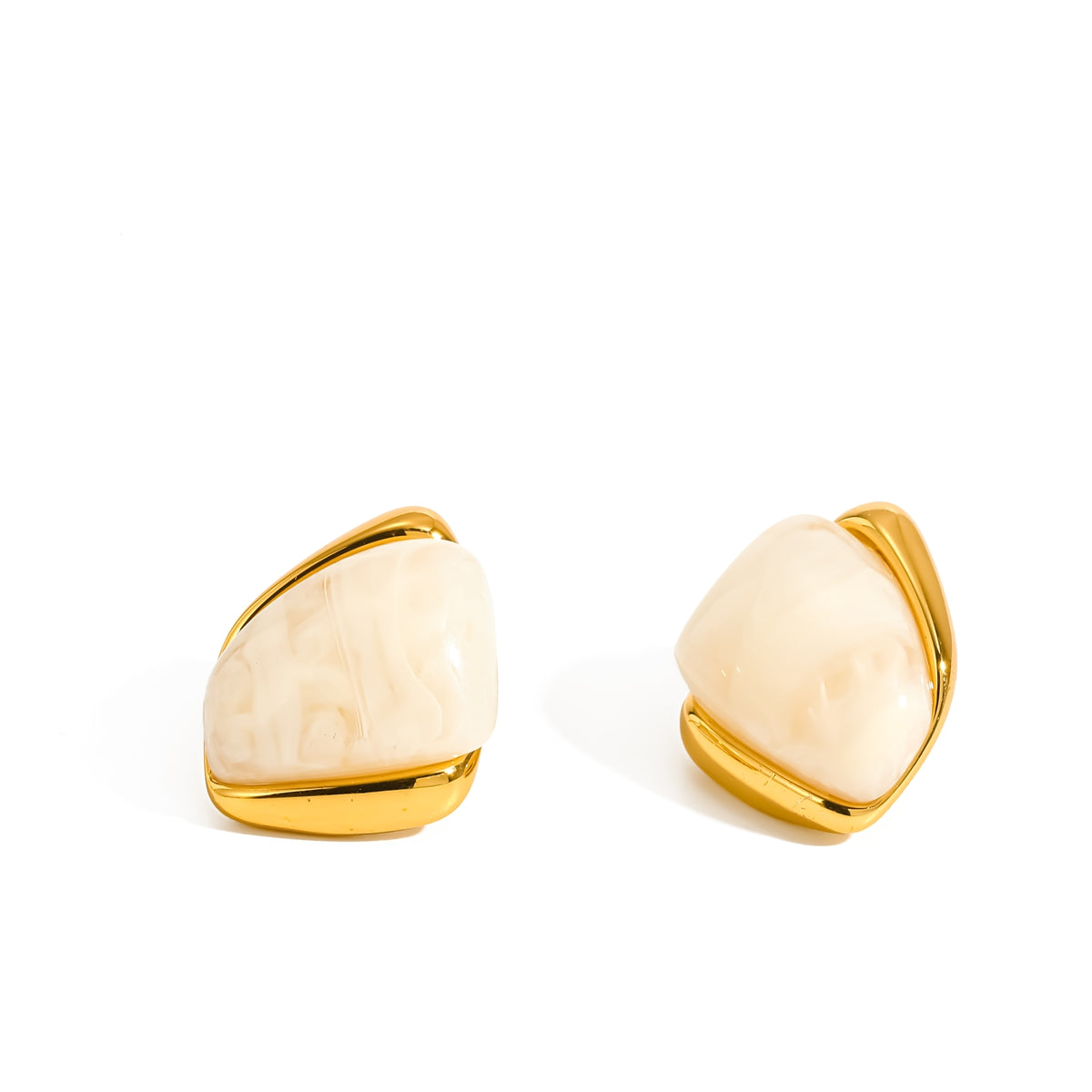 B11 - Aretes rombos. Color beige con dorado. Acero inoxidable y resina.
