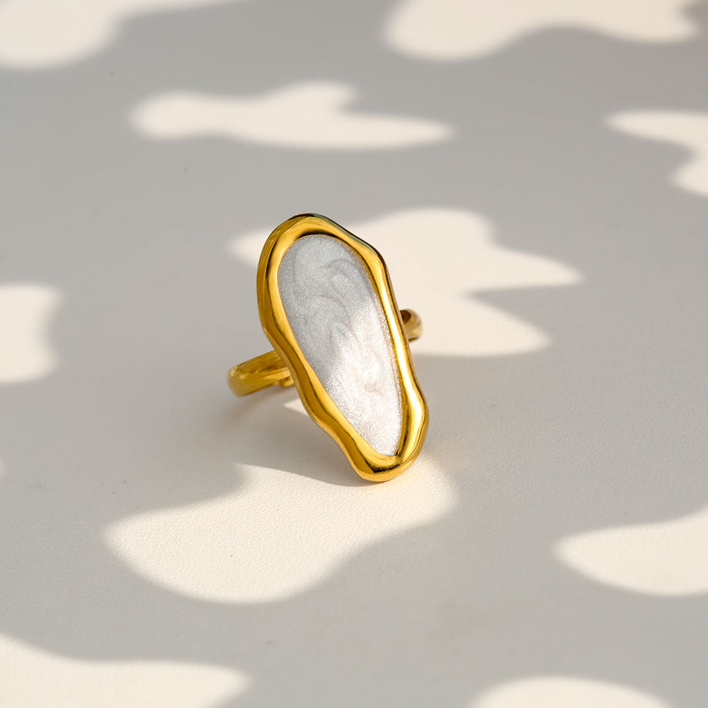 B12 - Anillo con piedra. Ajustable. Color perla y dorado. Acero inoxidable.