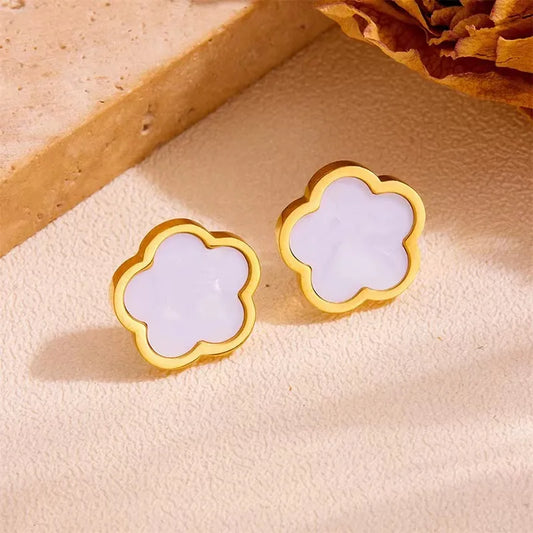 Arete chico de flor con centro blanco. Color dorado. Acero inoxidable.