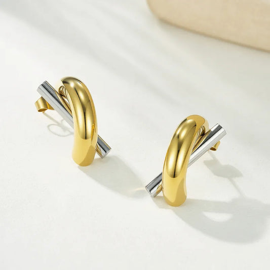 C01 - Aretes línea con medio círculo. Color dorado. Acero inoxidable.