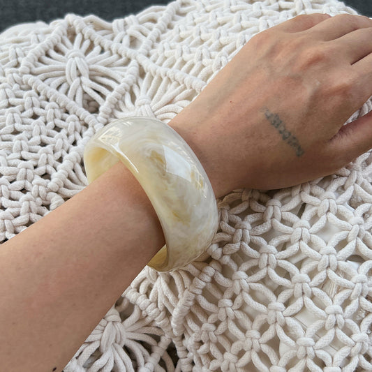 C05 - Pulso grueso. Color beige. Resina.