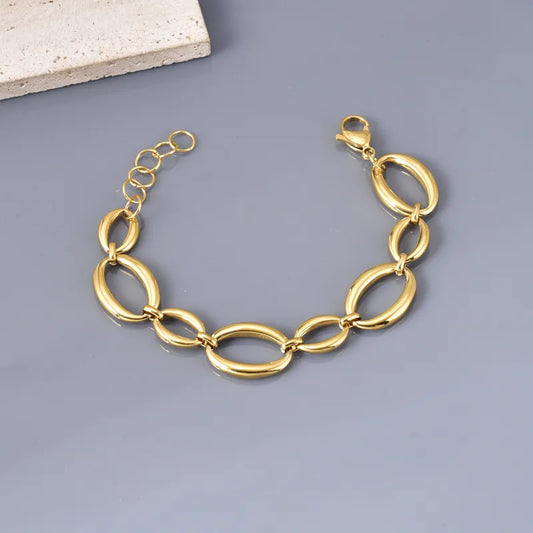 C06 - Pulsera eslabones diferentes tamaños. Color dorado. Acero inoxidable.