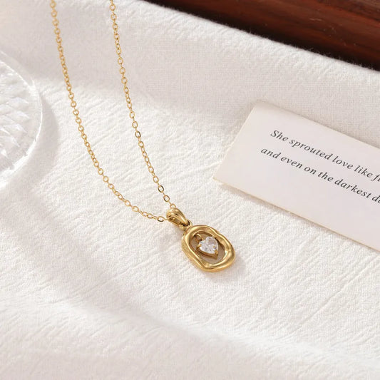 C10 - Collar con dije con circonia en forma de corazón. Color dorado. Acero inoxidable.