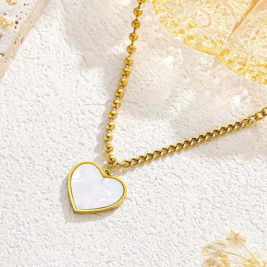 C13 - Collar con dije de corazón con concha nácar. Color dorado. Acero inoxidable.