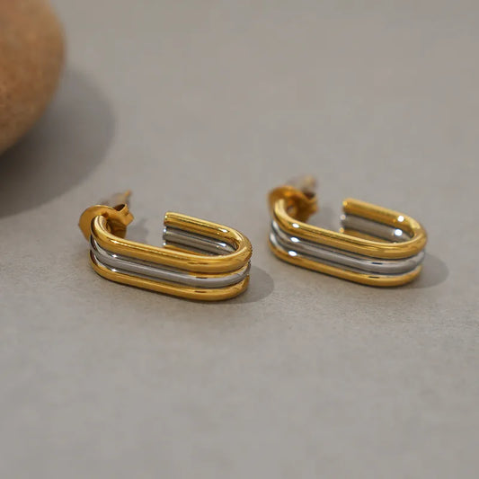 Arracadas triples. Color dorado con plateado. Acero inoxidable.