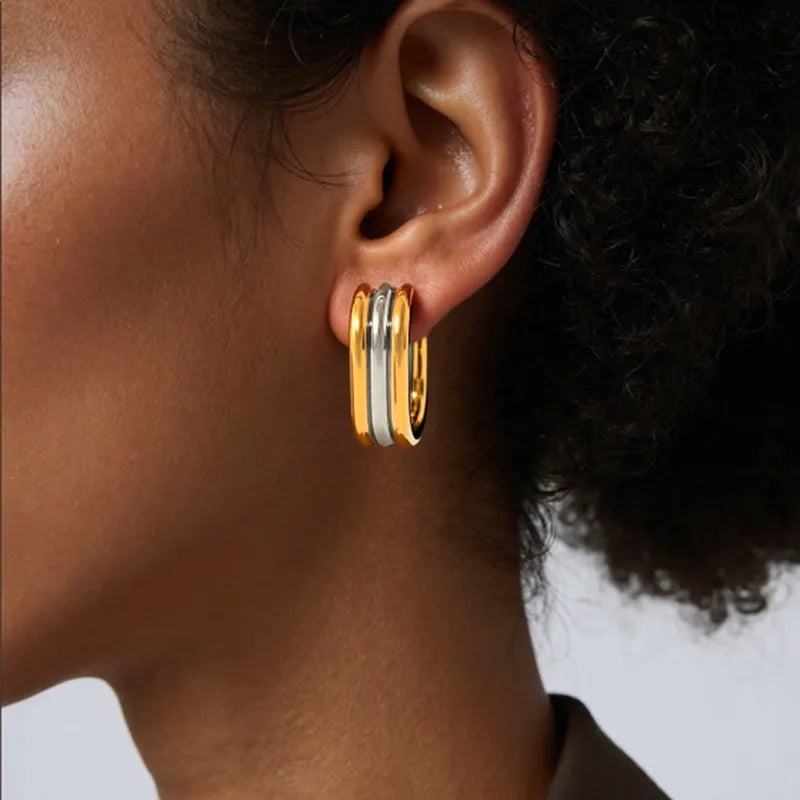 Arracadas triples. Color dorado con plateado. Acero inoxidable.