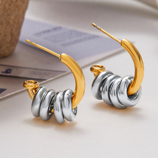 C24 - Arracada con aros. Color dorado con plateado. Acero inoxidable.