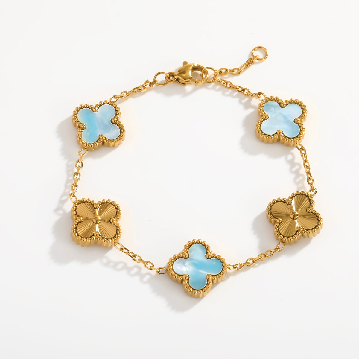 D03 - Pulsera flores. Color azul cielo con dorado. Acero inoxidable.