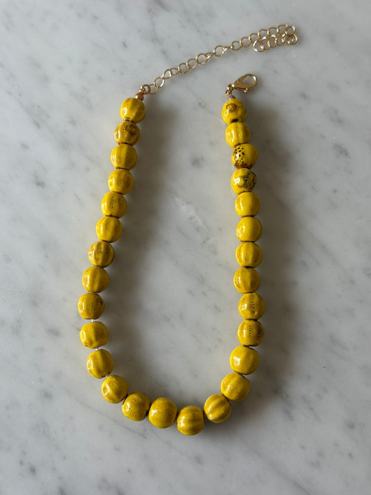 D04 - Collar bolas. Color amarillo. Cerámica.