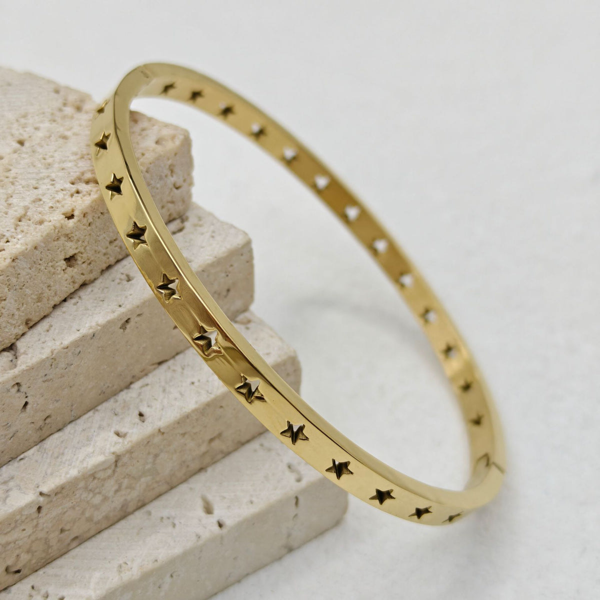 D05 - Pulso estrellas. Color dorado. Acero inoxidable.