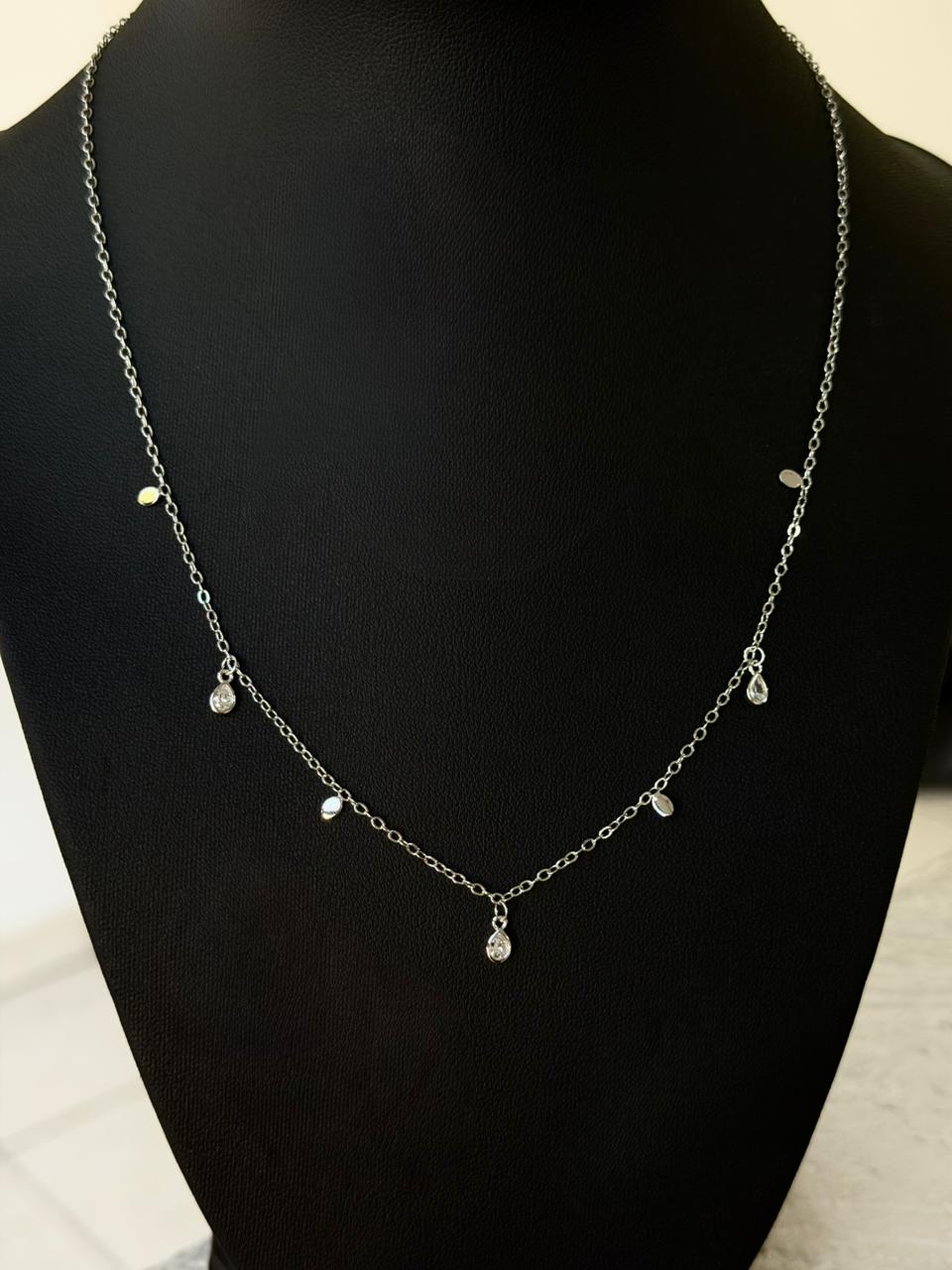 D07 - Collar delgado con dijes chicos. Color plateado. Acero inoxidable.