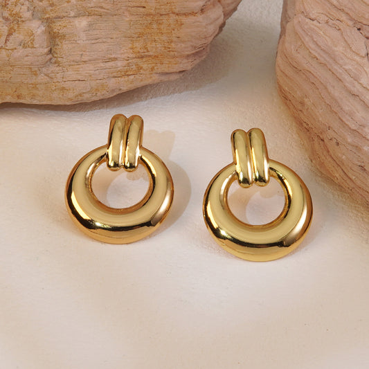 Aretes círculo. Color dorado. Acero inoxidable.