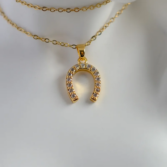 D09 - Collar dije herradura con circonias. Color dorado. Acero inoxidable.