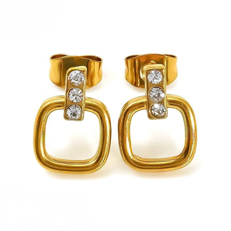 G05 - Aretes cuadros chicos con circonias. Color dorado. Acero inoxidable.