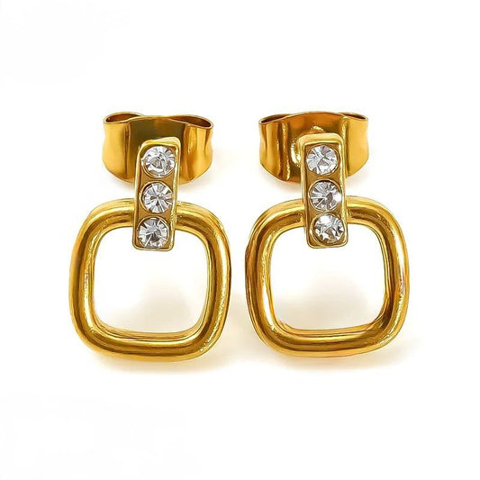 G05 - Aretes cuadros chicos con circonias. Color dorado. Acero inoxidable.