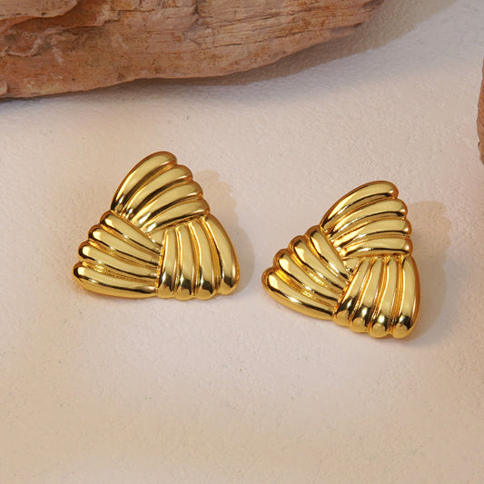 Aretes medianos de triángulo. Color dorado. Acero inoxidable.