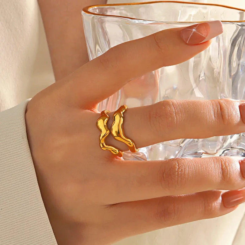 E02 - Anillo doble, ajustable. Color dorado. Acero inoxidable.