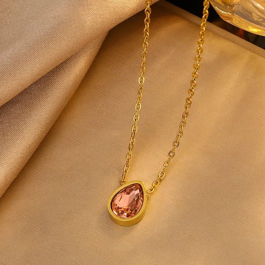 E03 - Collar con dije gota cristal rosa. Color dorado. Acero inoxidable.