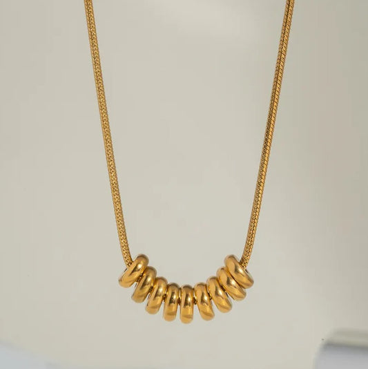 E04 - Collar con aros. Color dorado. Acero inoxidable.